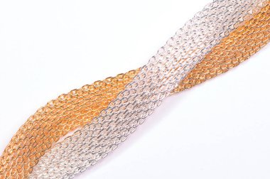 İki altın ve gümüş zincir izole edilmiş beyaz 