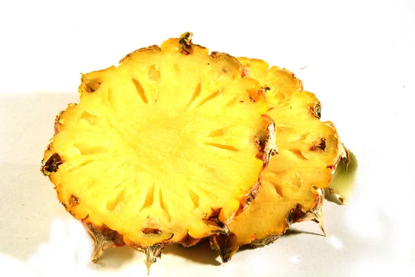 Ananas Plátky Izolované Bílém Pozadí — Stock fotografie