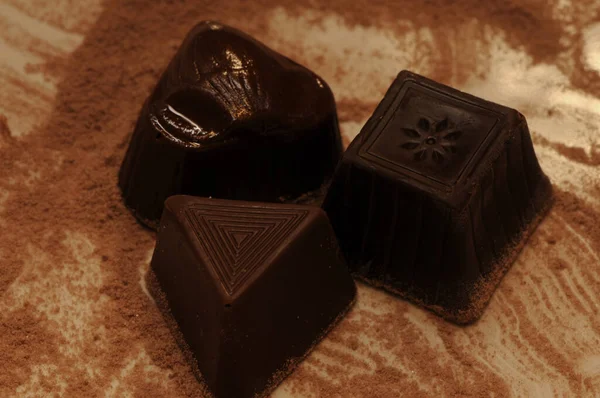 Schokoladenbonbon Auf Einem Schokoladenhintergrund — Stockfoto