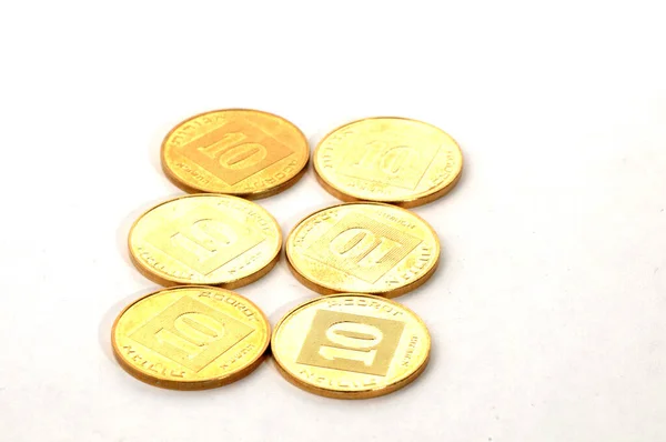 Verschiedene Münzen Auf Weißem Hintergrund — Stockfoto