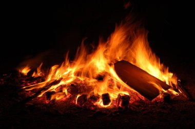 Büyük tahtaları olan şenlik ateşi, gecenin karanlığında. Gecikme Ömer için