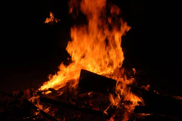 Bonfire Met Brandende Planken Groot Nachts Het Donker Voor Lag — Stockfoto