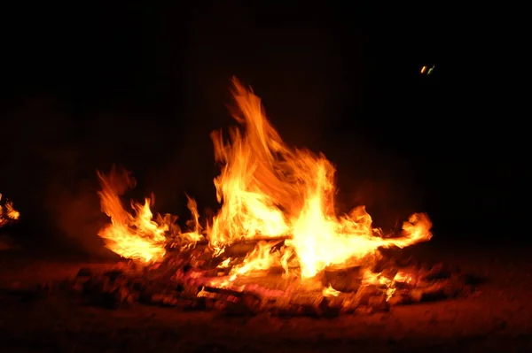 어두운 널빤지를 태우고 피우는 짐나르는 사람을 위하여 — 스톡 사진