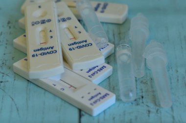 Test tüpleri, mataralar ve Corona testleri. Mavi arka planda.