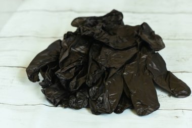 Bir sürü siyah lastik eldiven.. 