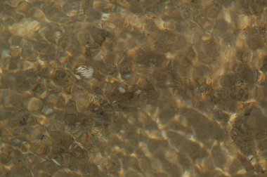 Denizin yüzeyi kumsalda, dalgalar arka plan olarak ya da duvar kağıdı olarak.