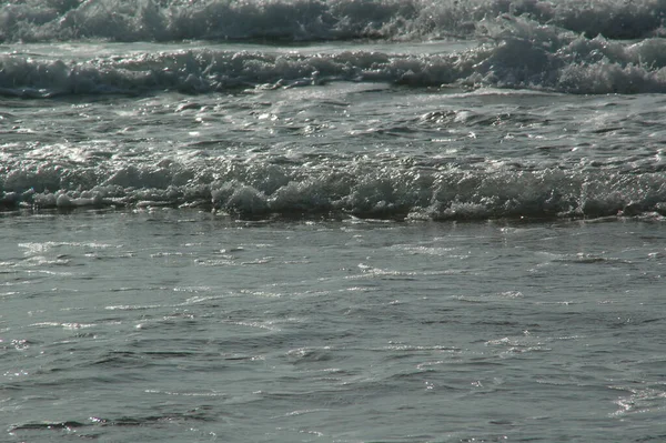 Eine Stürmische Oberfläche Mit Meereswellen Und Blasen Als Hintergrund Oder — Stockfoto