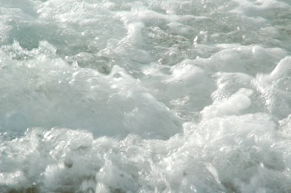 Een Stormachtig Oppervlak Met Golven Van Zee Bubbels Als Achtergrond — Stockfoto