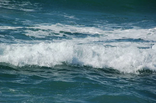 Een Stormachtig Oppervlak Met Golven Van Zee Bubbels Als Achtergrond — Stockfoto