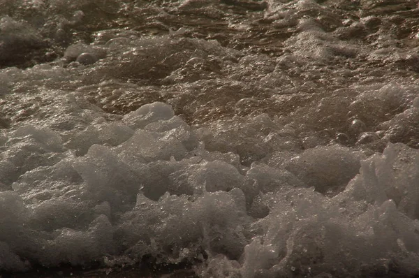 Deniz Dalgaları Baloncuklarla Dolu Fırtınalı Bir Yüzey Arka Plan Duvar — Stok fotoğraf