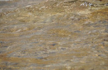 Denizin yüzeyi kumsalda, dalgalar arka plan olarak ya da duvar kağıdı olarak.