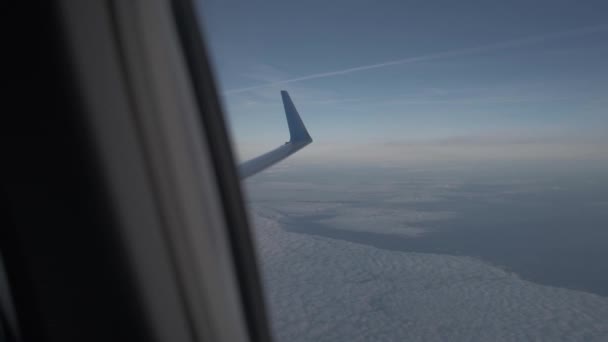 Schöner Himmel im Fenster eines Flugzeugs — Stockvideo