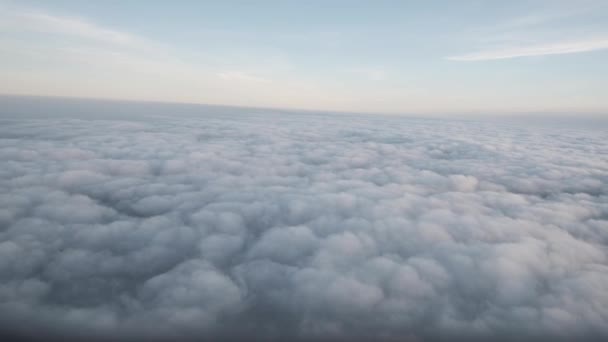 Gyönyörű felhők lebegnek az égen, egy repülőről nézve. — Stock videók