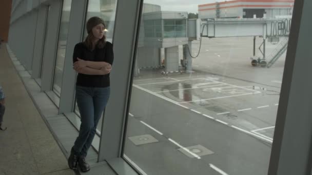 Ta dívka čeká na svůj let na letišti. — Stock video