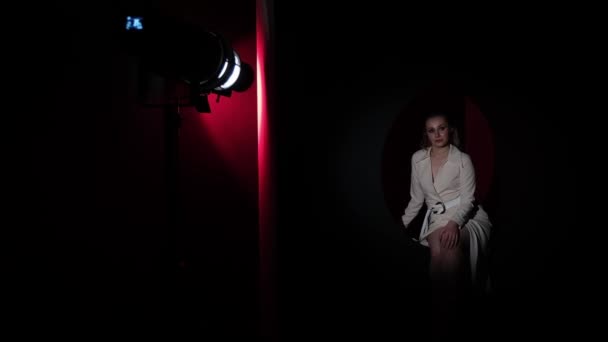 Сексуальна дівчина в чорній кімнаті — стокове відео