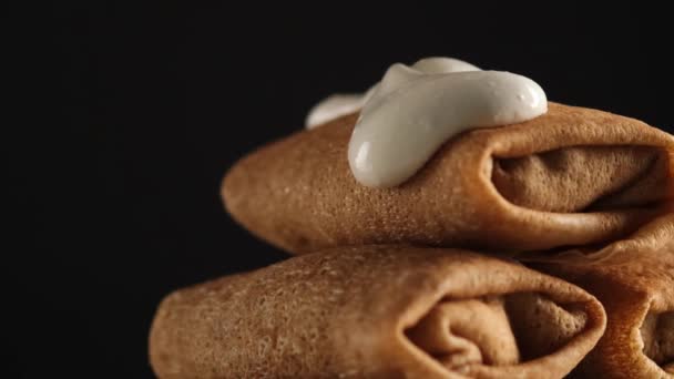 Pfannkuchen mit süßer weißer Sauce beträufelt — Stockvideo