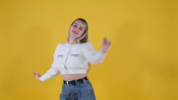 Süßes Mädchen tanzt und lacht — Stockvideo