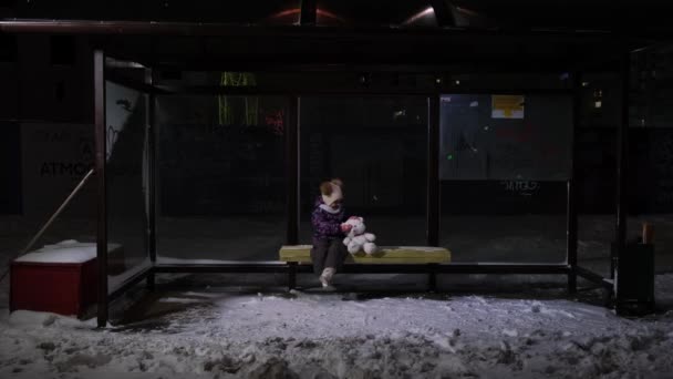 Gadis kecil sendirian di halte bus — Stok Video