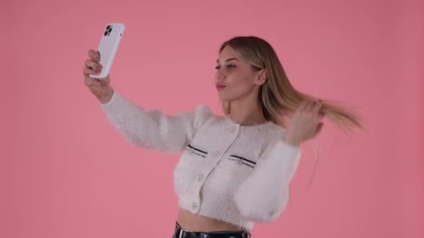 Сексуальная блондинка делает селфи по телефону — стоковое видео