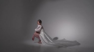 Avrupalı model boş bir odada oturuyor