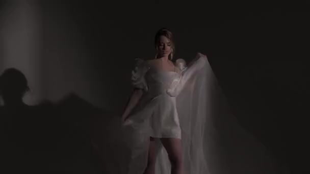 Schöne Blondine tanzt im Dunkeln — Stockvideo