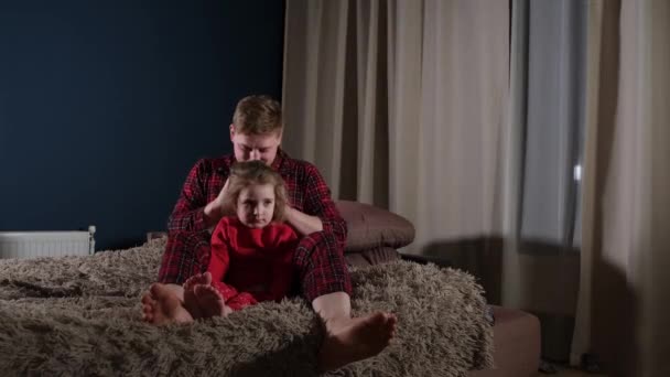 Dad braiding his daughters hair — Stock Video