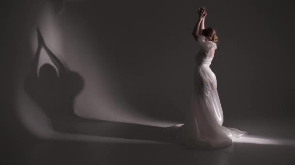 Braut spielt mit Schatten an der Wand — Stockvideo