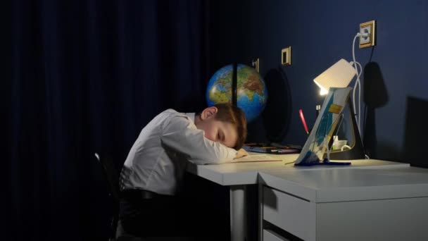 Student během lekcí usnul. — Stock video