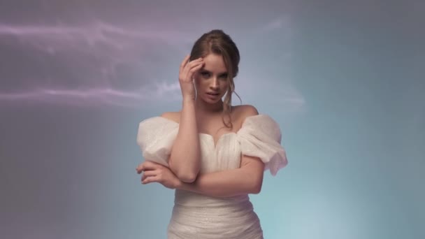 Wunderschöne Blondine auf weißem Hintergrund — Stockvideo