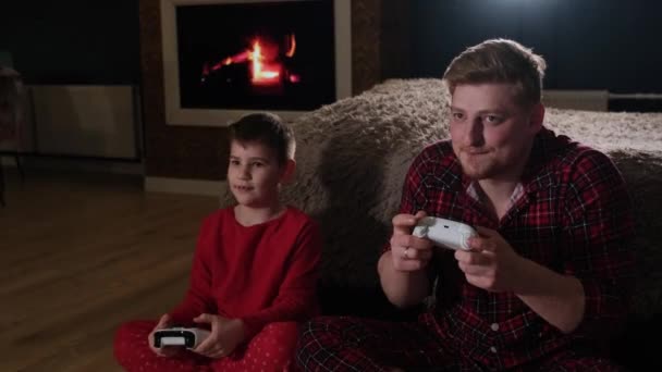 Father and little son playing video game — Stock Video