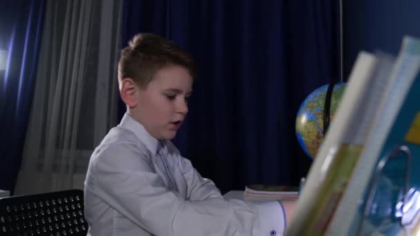Anak sekolah kecil rajin mengerjakan PR. — Stok Video