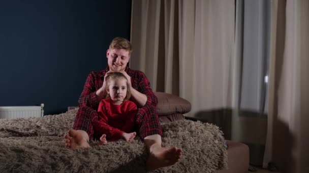 Батько робить волосся маленькій доньці — стокове відео