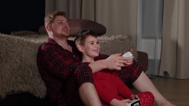 Son fils rivalise avec son père dans le jeu vidéo — Video