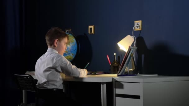 De student doet zijn huiswerk zonder afgeleid te worden — Stockvideo
