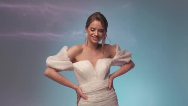 Charmante Braut im weißen Kleid lacht — Stockvideo