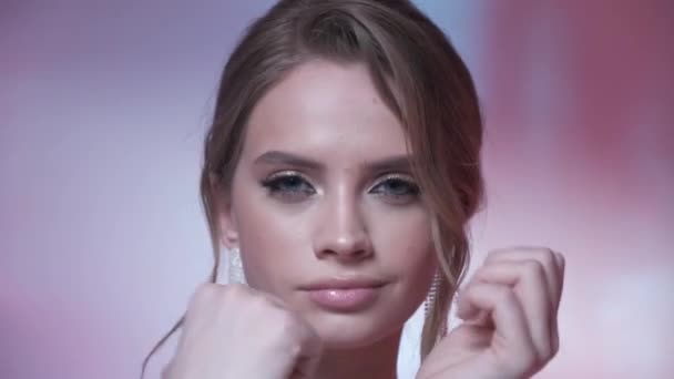 美しいイヤリングを持つ豪華な女の子の肖像画 — ストック動画