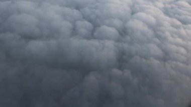 Penceredeki beyaz bulutlar yakın planda.