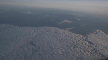 Pencerede beyaz kümülüs bulutları