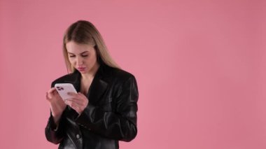 Kız telefonu kullanıyor ve gülümsüyor.