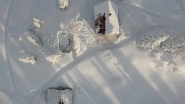 Karda evlerin çatıları