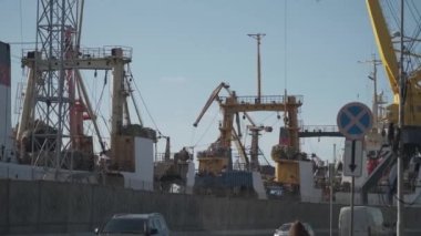 Nehir limanının vinçleri boşaltılıyor