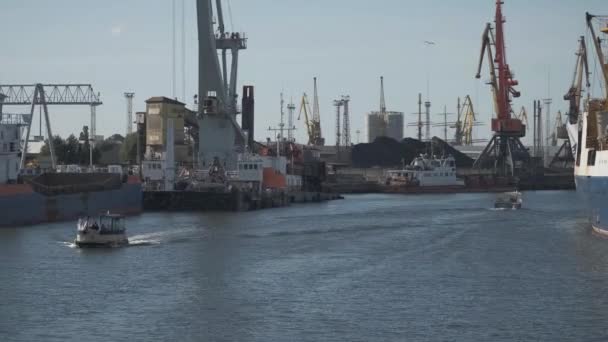 Großer Flusshafen an einem sonnigen Morgen — Stockvideo