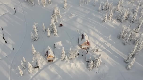 पहाड़ों में आरामदायक बर्फ से ढके हुए घर — स्टॉक वीडियो