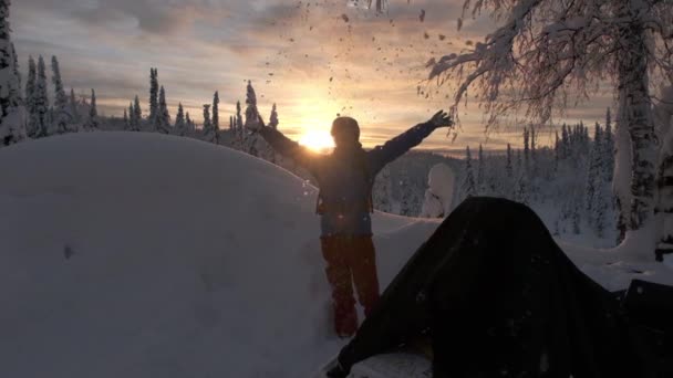 スキーヤーは彼の上に雪を投げる — ストック動画