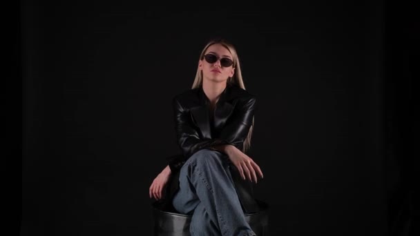 Model mit Brille blickt fragend in die Kamera — Stockvideo