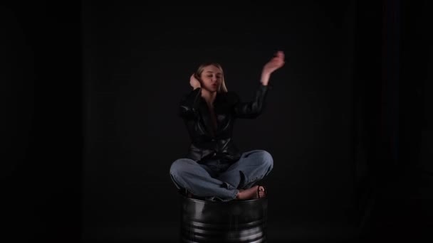 Mädchen sitzt auf einem Stuhl und tanzt — Stockvideo