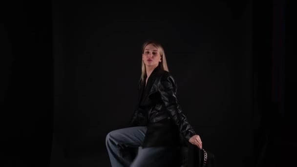 Modell poserar på svart bakgrund — Stockvideo