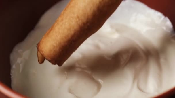 Ízletes tejfölbe mártott palacsinta — Stock videók