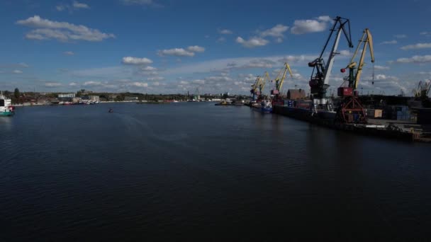 Беспилотник пролетает над портом в бухте — стоковое видео