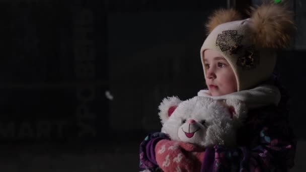 Dobrou. Autobus. Přestaň. Ta holka je sama. Malé dítě a medvídek. — Stock video
